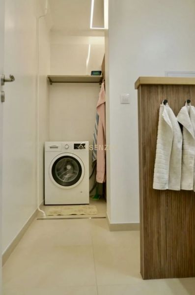 Mosógép tárolóhellyel a háromszobás lakás fürdőszobájában.
