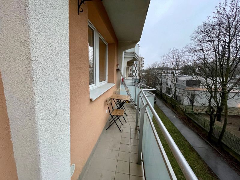 Erkély egy 3 szobás lakásban, utcára néző kilátással Pozsonyban, Teplická.