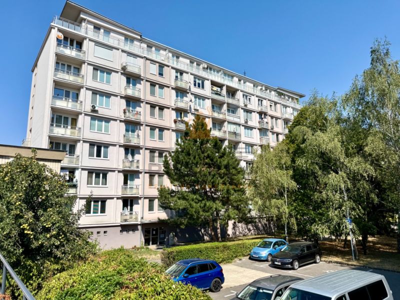 A Pozsonyi - Újváros Piešťanská utcában található lakóházat zöldterület és parkoló veszi körül.