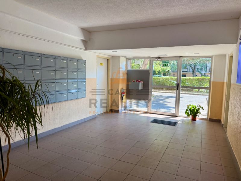 Az épület előcsarnoka postaládákkal és üvegajtókkal, 2 szobás lakás.