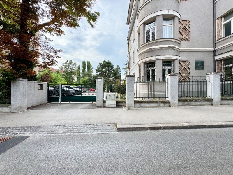 Az épület a Pozsonyi Palisádoknál - az Óvárosban, díszes falazattal és körülötte fákkal.