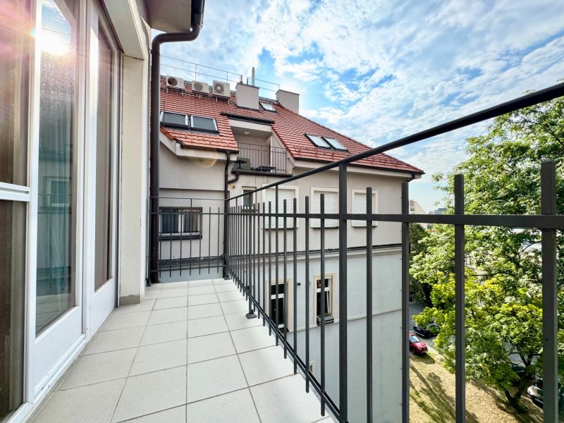 Erkély vasrácsos korláttal és épületekkel, Pozsony - Óváros, Palisády, 3 szobás lakás.