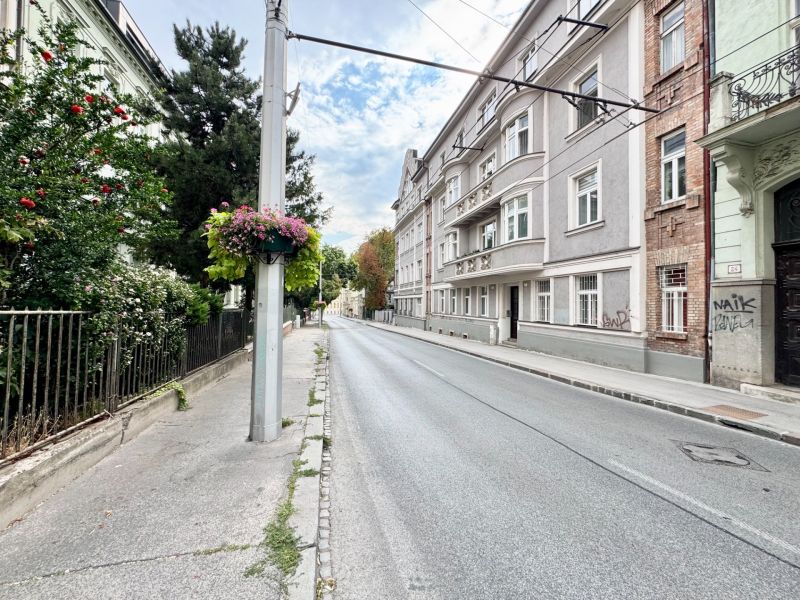 Óváros, Pozsony: történelmi épületek és virágdíszítés az oszlopon.