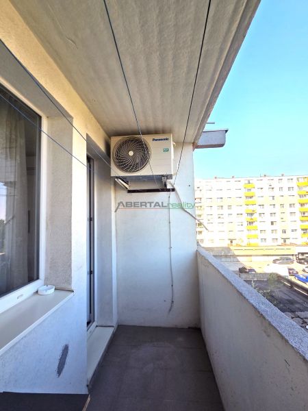 A Dudvážska utcai 3 szobás lakás erkélye Pozsonyban, kilátással a szomszédos épületekre.