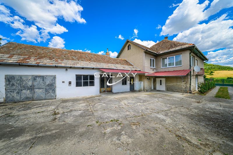 Családi ház Ajnácskőn tágas udvarral és cseréppel borított tetővel.