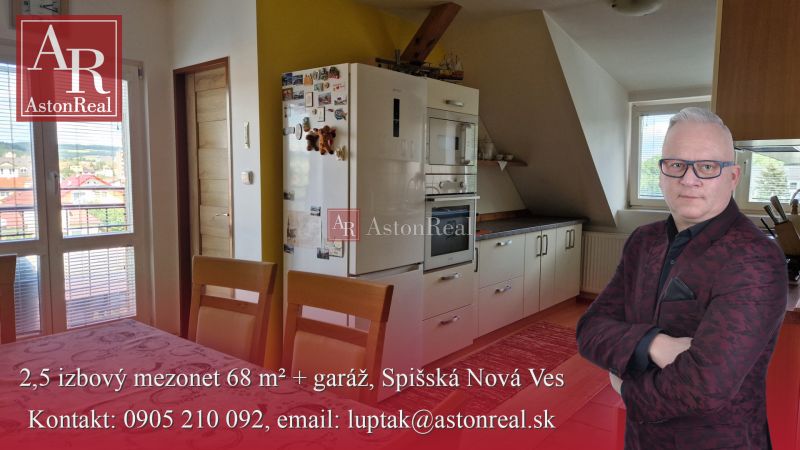 Konyha egy kétszobás lakásban fa dekor padlóval és étkezőasztallal.