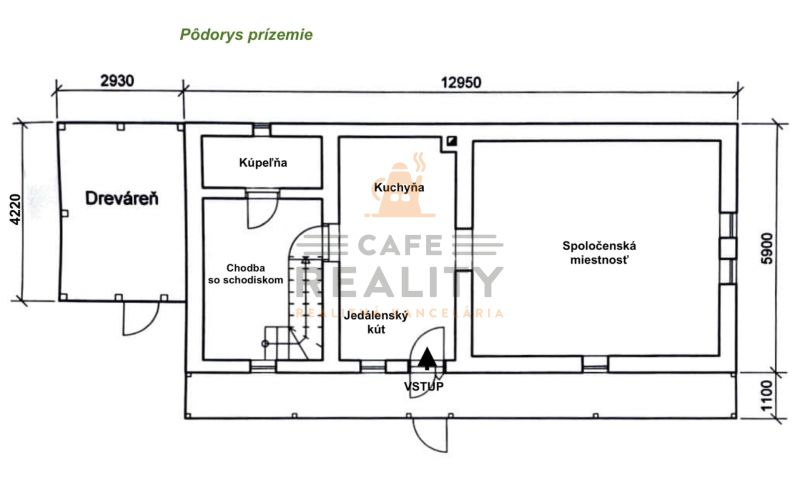 Családi ház alaprajza nappalival, konyhával, fürdőszobával és fatárolóval.