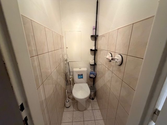 Toalett csempével és burkolattal egy háromszobás lakásban.