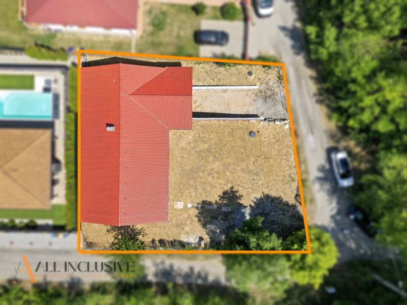 Családi ház Nyitrán, a Mező utcában, piros tetővel és udvarral.
