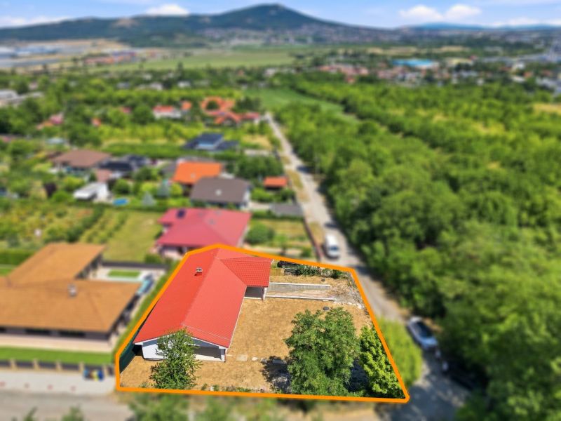 Családi ház a Nyitrai Mező utcában, zölddel és természettel körülvéve.