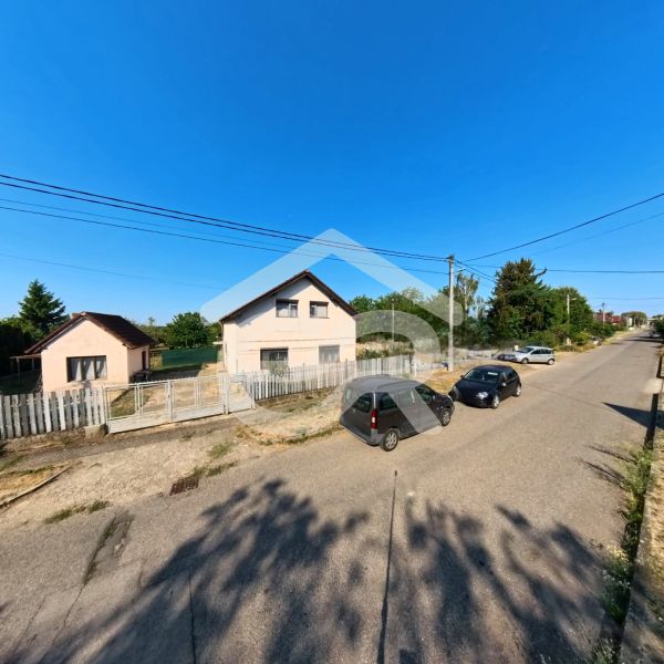 Családi ház a Prenosilova utcában, Mojmírovce-ban, kerítéssel és a ház előtt parkoló autókkal.