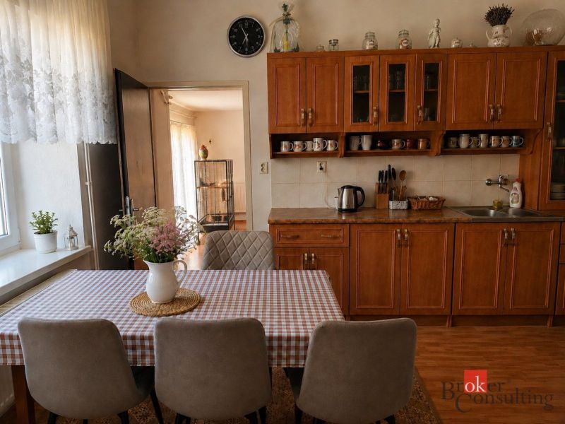 Kert a családi ház mellett az Agátová utcában, Gölnicbányán, gyepes területtel.