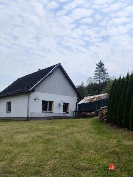 Fémkapu piros postaládával, amely egy családi házhoz vezet az Agátová utcában, Gelnicén.