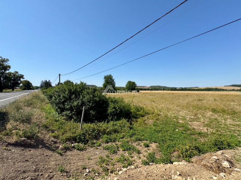 Lakóterületek Hokovciban, az út mellett, felettük elektromos vezetékekkel.