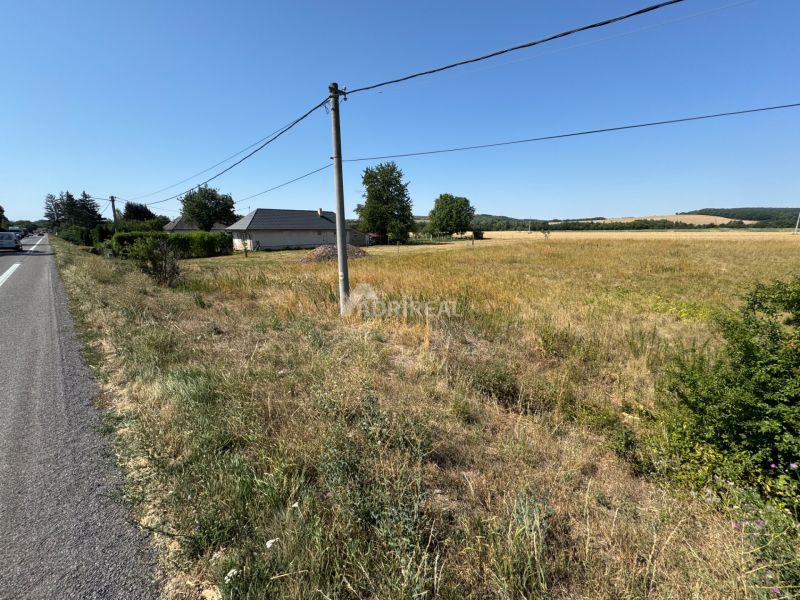 Lakóövezeti telkek Hokovcén, kilátással a tájra és az út közelségével.