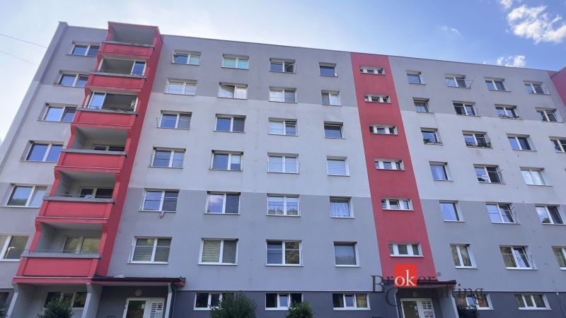 Hatemeletes lakóház Utekáčban, erkélyekkel és színes homlokzati részekkel.