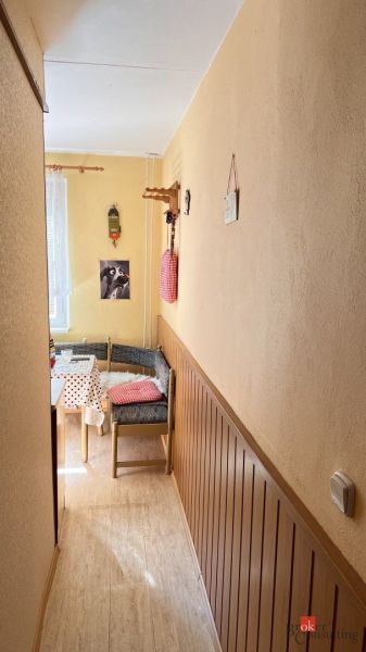 Hangulatos sarok egy kétszobás lakásban fa dekor padlóval és színes dekorációkkal.