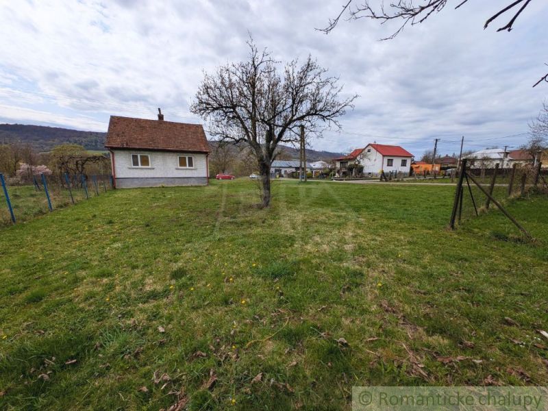 Családi ház Volicán kerttel, gyümölcsfával és panorámás kilátással a tájra.