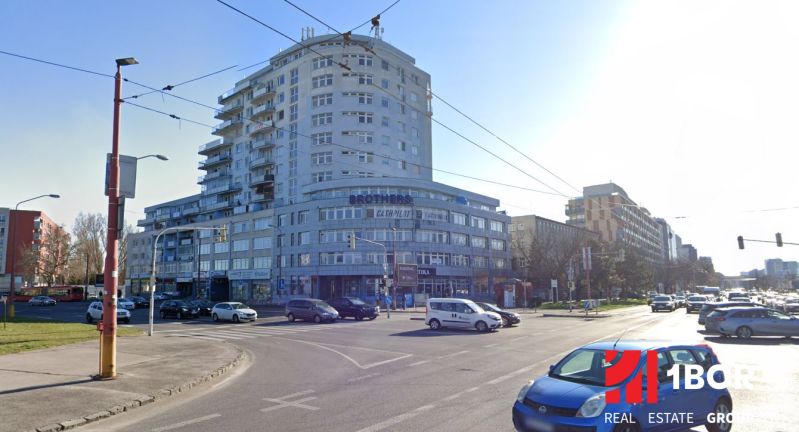 Tomášik utca épülete Pozsony-Ružinovban, forgalmas kereszteződés és forgalom.