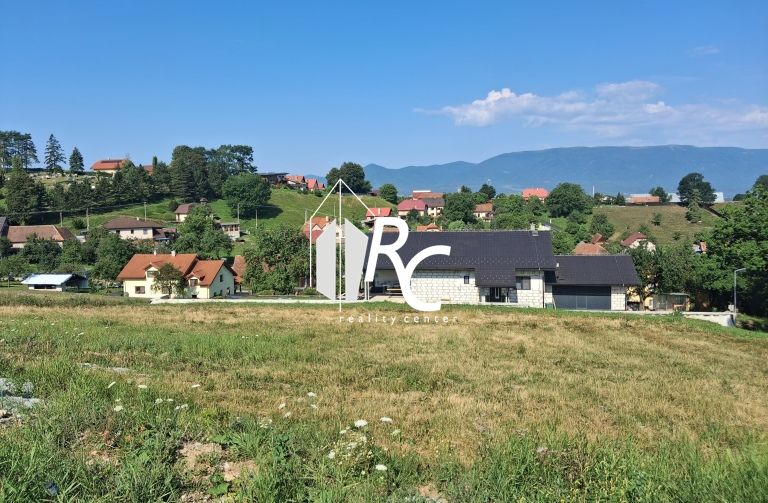 Záborie, telkek - lakóhely házak látképével és zöld környezettel napsütéses időben.