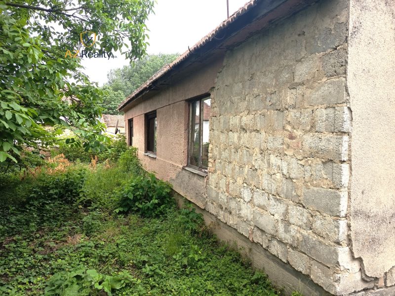 Régi családi ház Érsekújváron, elhanyagolt kerttel és fa tetőszerkezettel.