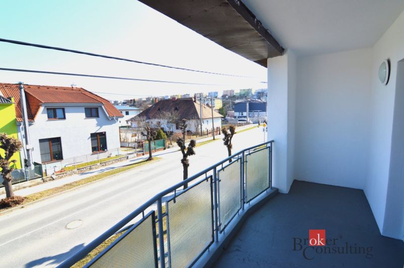Erkély egy kétszobás lakásban a Letecká utcában, Iglón, kilátással a házakra.