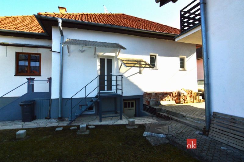 A Letecká utcai családi ház udvara Iglón betonlépcsővel.