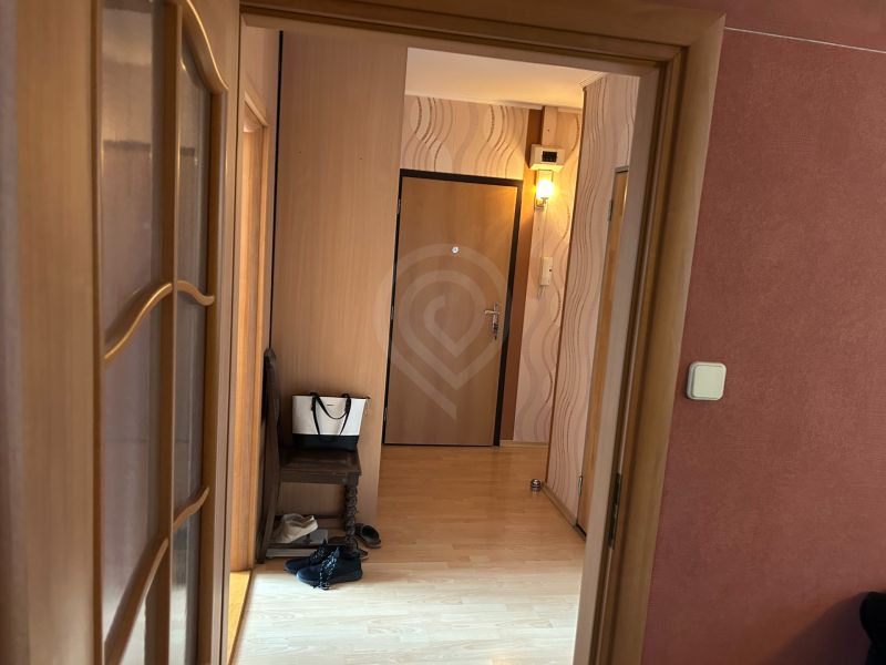 Folyosó egy 3 szobás lakásban, fa dekoros padlóval.