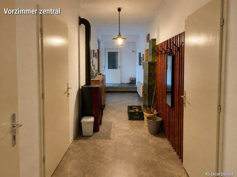 Családi ház folyosója fogassal, tükörrel és kályhával, fa dekoros padlóval.