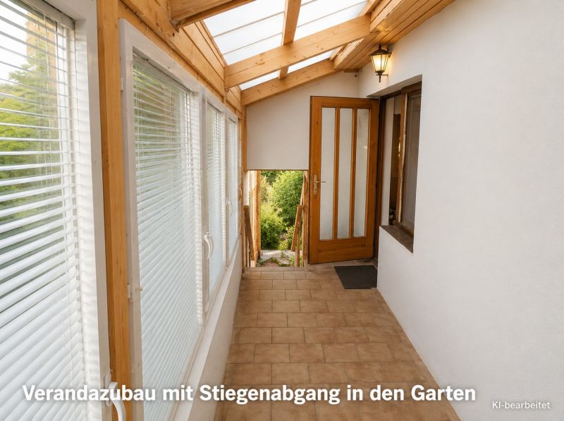 Üvegtetős és lépcsős veranda egy családi házban.