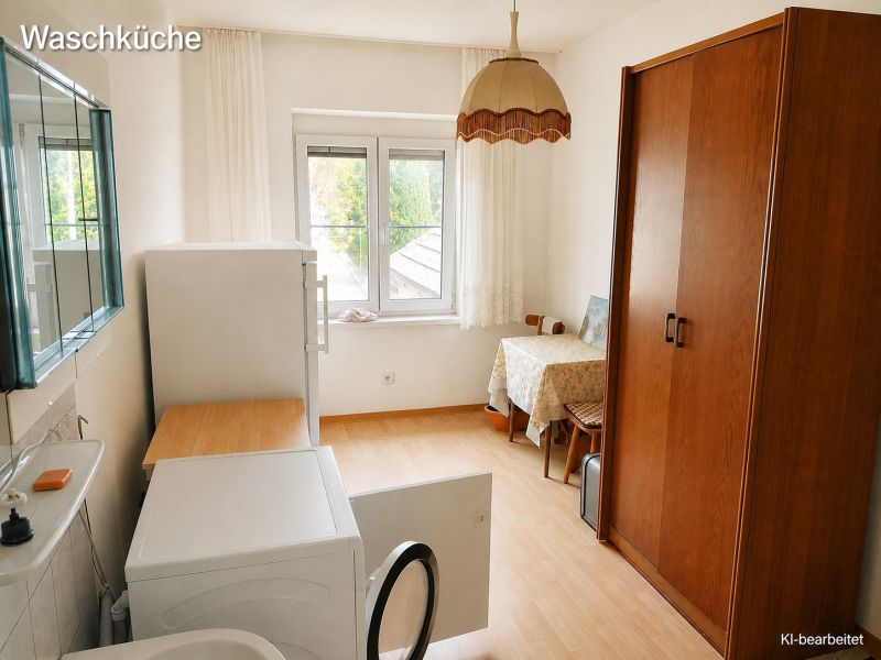 Tágas mosókonyha egy családi házban, fa dekorációjú padlóval.