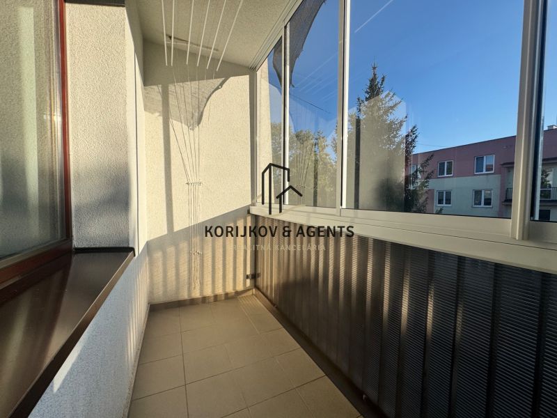 Üvegezett loggia kilátással a környékre egy 4 szobás lakásban.