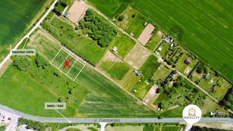 Telkek a Zlatobanská utcában Eperjesen, lakhatásra alkalmasak, városi és magánúttal.