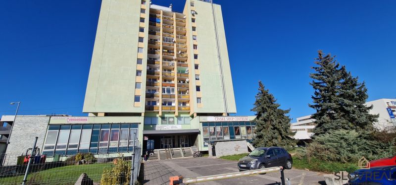 Ötemeletes épület erkélyekkel a Janského utcában, Zsarnó.