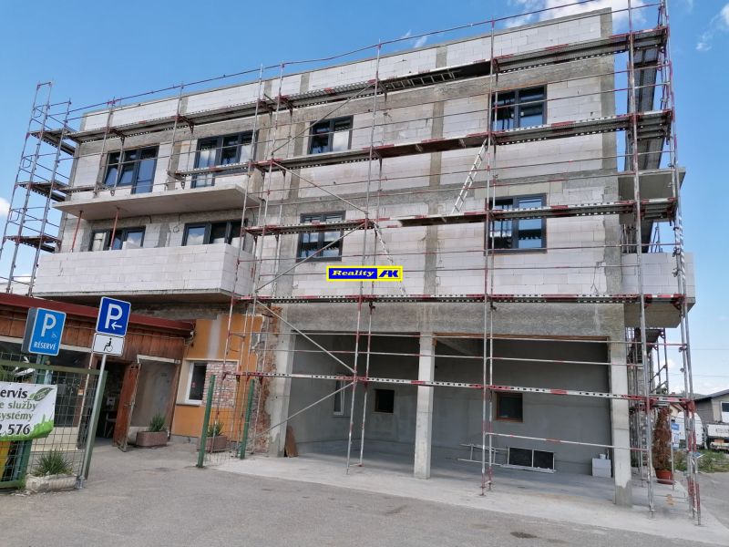 Építés alatt álló épület a Tomčany utcában, Martinban, alkalmas egy 3 szobás lakás számára.
