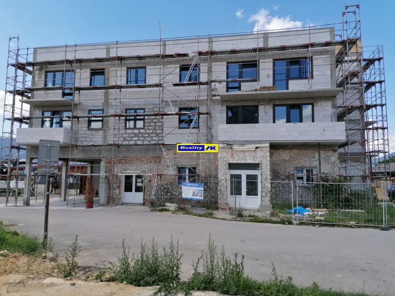 Felújítás alatt álló épület Tomčany utcában, Martinban, 3 szobás lakások számára.
