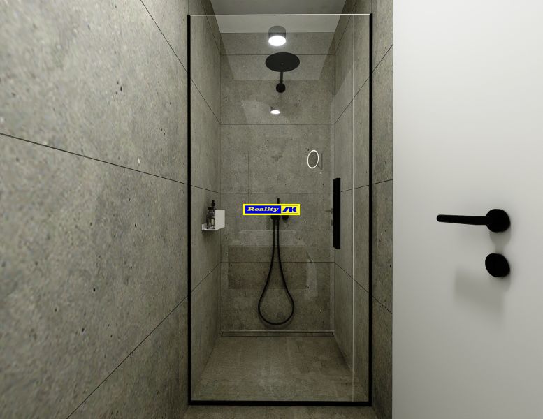 Zuhanykabin sötét csempékkel és elegáns fekete felszereléssel egy háromszobás lakásban.