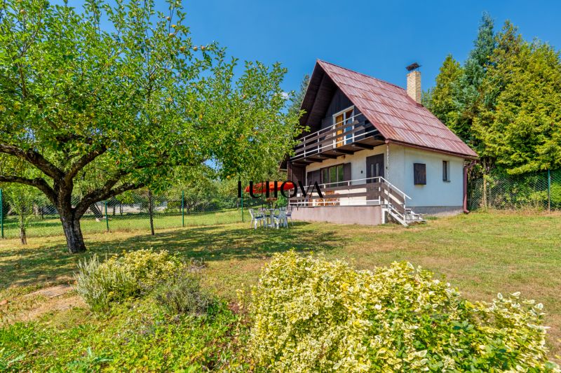 Házikó Lazy pod Makytou-ban, Dubková-nál, gyümölcsfákkal és kerttel.