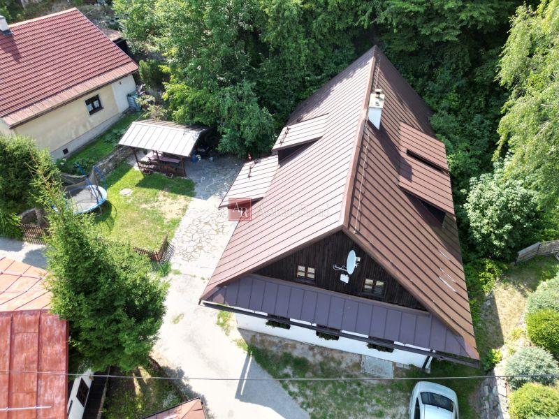 Ház a Besztercebányai Szepesbányán udvarral és környező zöldterülettel.