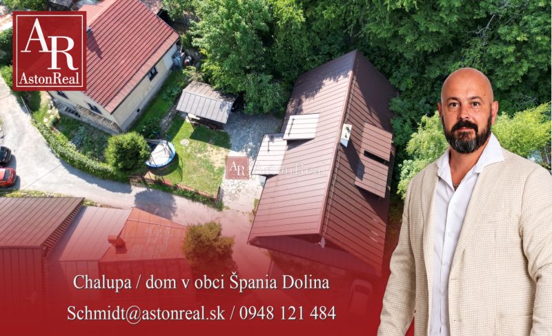 Légi felvétel egy házról Špania Dolinában, Besztercebányán, zölddel körülvéve.