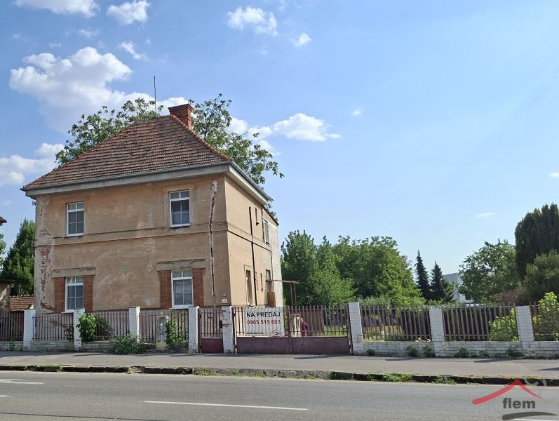 Családi ház a Vráble-i Levická utcában régebbi téglás külsővel.