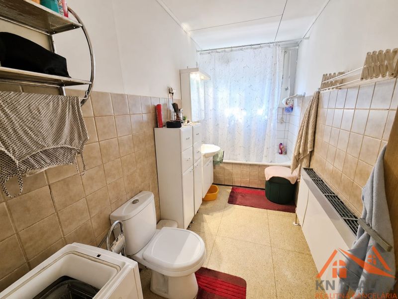 Fürdőszoba káddal és WC-vel egy családi házban.