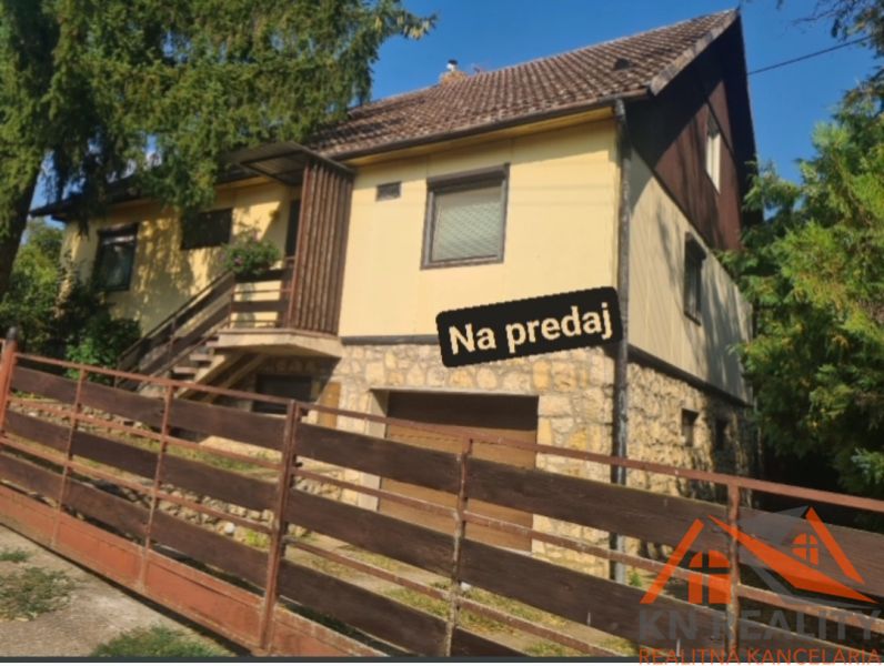 Családi ház Svodínban, kőalapokkal és fa kerítéssel eladó.