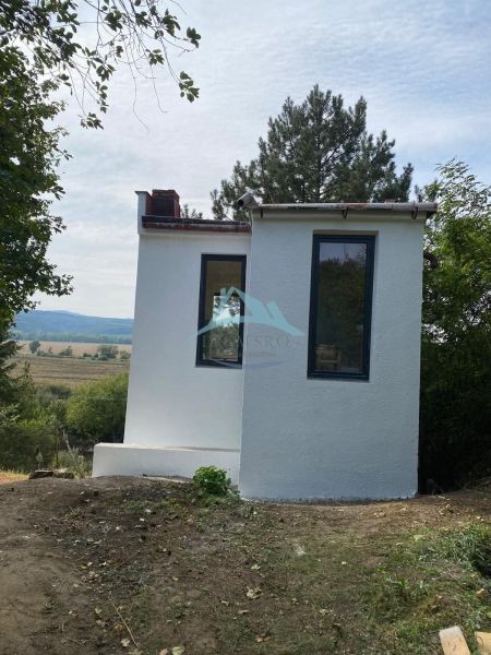 Kis ház Sáhban, fákkal és gyönyörű természettel körülvéve.