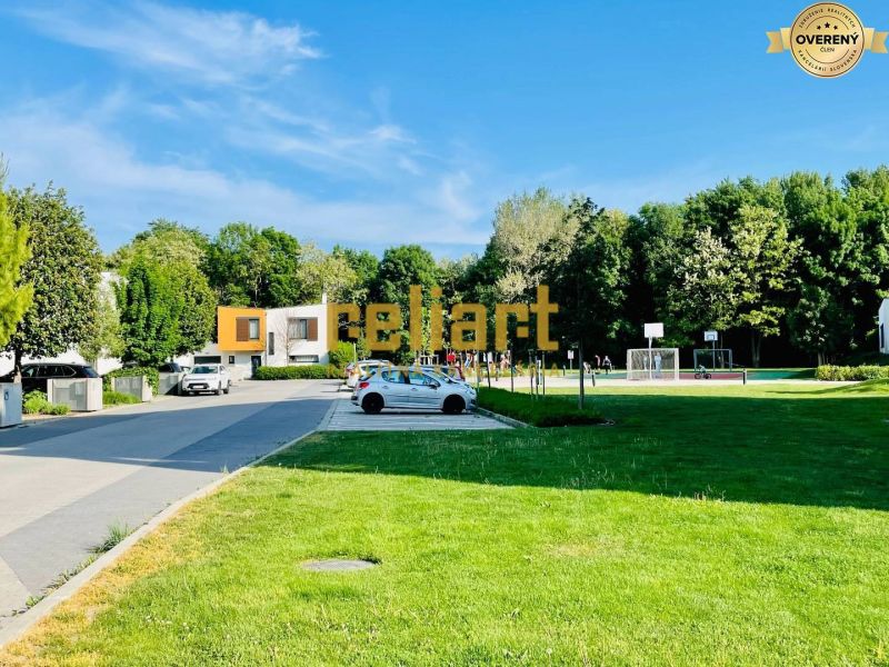 Nyugodt környék zöldterülettel és játszótérrel a Pozsonyi (Bratislava) Sárga utcában, Petržalka városrészben.
