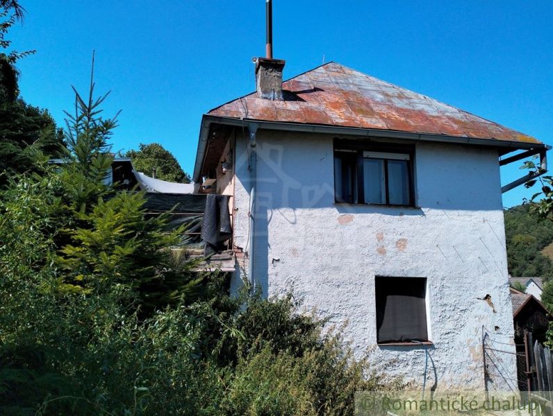 Családi ház Óturaiban kopott tetővel és benőtt környezettel.