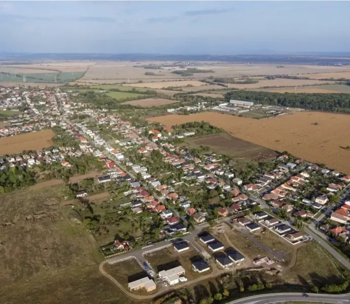 Légifelvétel a mezőgazdasági és erdőterületekről Križovany nad Dudváhomnál a faluval.