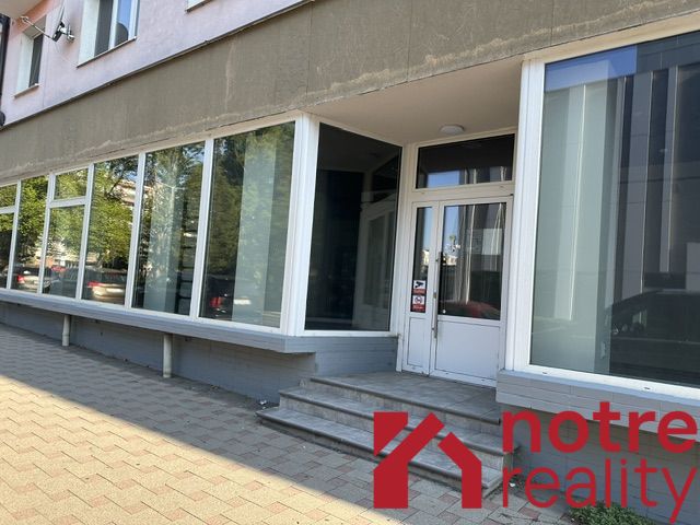Irodák Ľudovíta Štúra utcában, Losonc, nagy üvegkirakatokkal.