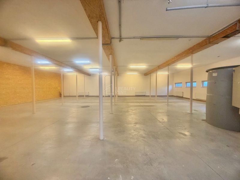 Széles üzlethelyiségek betonpadlóval és oszlopokkal, vállalkozásra alkalmas.