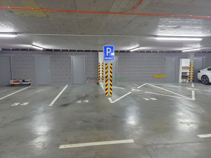Földalatti garázs kijelölt parkolóhellyel a Malokrasňanská utcában, Pozsony - Récse.